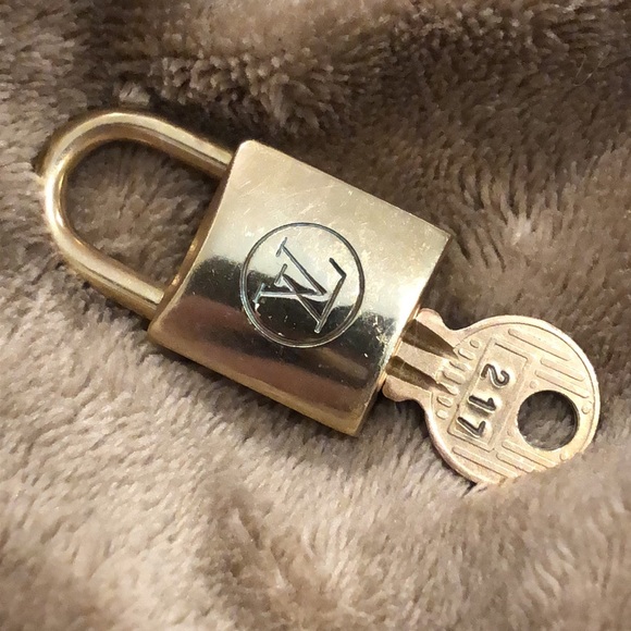 Vintage LV Louis Vuitton Padlock Lock & Key 217 - Picture 12 of 15